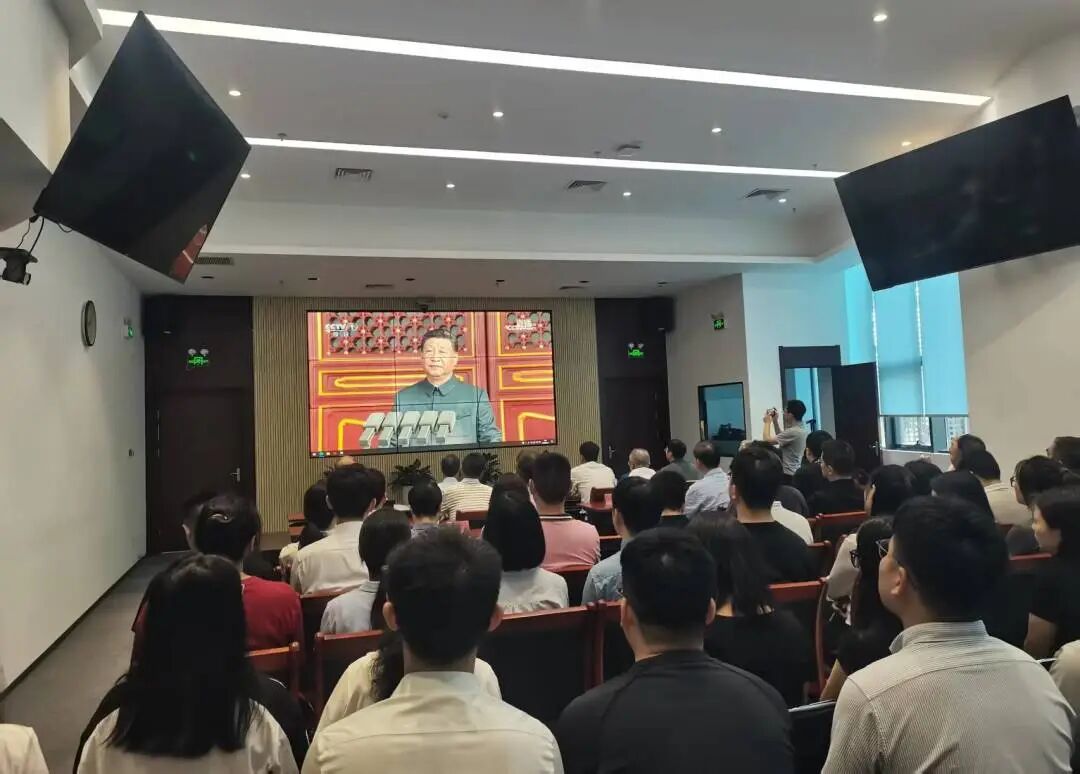 贵宾会动力集团组织干部职工集中观看“纪念中国人民抗日战争暨世界反法西斯战争胜利80周年大会”现场直播